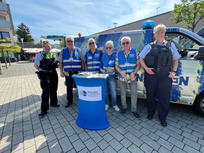 Infostand "Augen auf - Tasche zu!" Am Mittwoch, 10. Juni 2026, macht die Polizei mit ihren Bezirksdienstbeamtinnen Polizeihauptkommissarin Silke Stephan und Polizeihauptkommissarin Michaela Jordan auf dem Platz vor der Galerie Königshof Station. Foto: Polizei