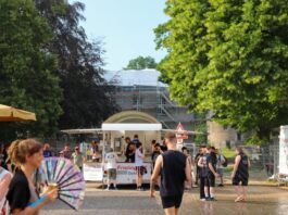 Charity-Rockfestival in Neviges: Wenn das Wetter zu schön ist… Ausgerechnet an einem der bisher heißesten Tage dieses Sommers sollte an der Vorburg zugunsten des Schlosses Hardenberg abgerockt werden. Foto: Volkmann