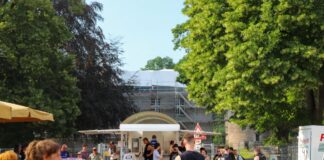 Charity-Rockfestival in Neviges: Wenn das Wetter zu schön ist… Ausgerechnet an einem der bisher heißesten Tage dieses Sommers sollte an der Vorburg zugunsten des Schlosses Hardenberg abgerockt werden. Foto: Volkmann