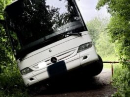 Bus kommt in Ratingen von der Straße ab Der Bus kam von der Fahrbahn ab. Foto: Feuerwehr Ratingen