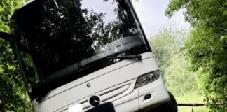 Bus kommt in Ratingen von der Straße ab Der Bus kam von der Fahrbahn ab. Foto: Feuerwehr Ratingen