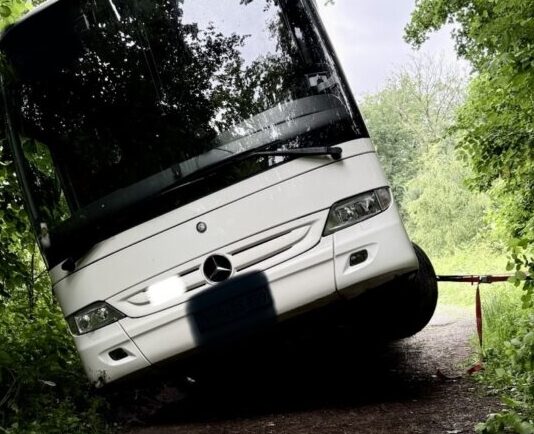 Bus kommt in Ratingen von der Straße ab Der Bus kam von der Fahrbahn ab. Foto: Feuerwehr Ratingen