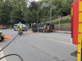Schwerer Unfall in Mettmann: Auto landet auf der Seite Der Verkehrsunfall ereignete sich auf der Talstraße. Foto: FW Mettmann
