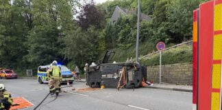 Schwerer Unfall in Mettmann: Auto landet auf der Seite Der Verkehrsunfall ereignete sich auf der Talstraße. Foto: FW Mettmann