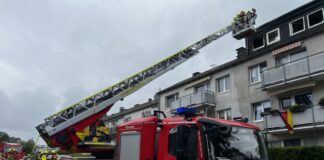 Feuer in Velbert-Neviges: Brandschützer löschen im Siepen An der Wielandstraße kam es zu dem Brand- Foto: Feuerwehr Velbert