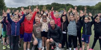 Sportliches Programm für Ratinger Schüler Armin Zielke und Meinolf Runte mit vielen Kindern. Foto: TuS Breitscheid