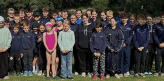 Wettkampf im Freibad: TBW-Schwimmteam trotzt Wind und Kälte