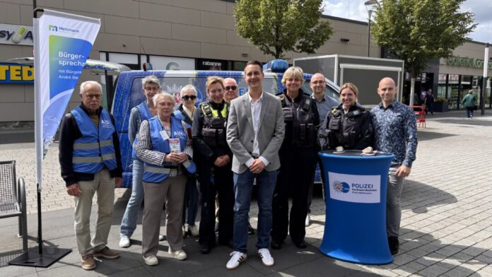 Infostand_Mettmann (002) Sie standen den Bürgerinnen und Bürgern informierten zum Thema Sicherheit. Foto: Polizei Mettmann