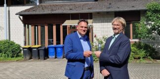 Schlüsselübergabe: Kulturkirche gehört jetzt der Stadt Wülfrath