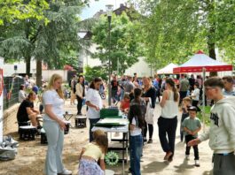 Gewimmel am Angerbach in Wülfrath: Ein Festtag für Kinder