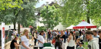 Gewimmel am Angerbach in Wülfrath: Ein Festtag für Kinder