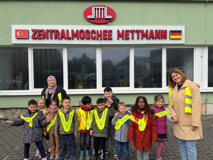 Kirche_Moschee_Foto (002) Mettmanner Kita-Kinder haben eine Moschee besucht. Foto: Kreisstadt Mettmann