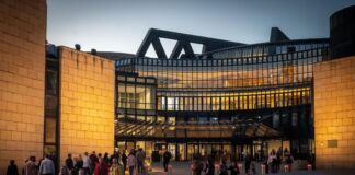 Kunst, Musik und Parlament am Samstag erleben Der Landtag in Düsseldorf am Abend. Foto: Landtag NRW