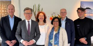 Freuten sich über den Erfolg der Aktion: Karsten Brandt (Lions Club), Dr. Jan Link (Rotary Club), Ursula van der Linde, Maymol Devasia-Demming, Holger Grünewald (alleABL), Felix Große (ZeltZeit). Foto: Lions