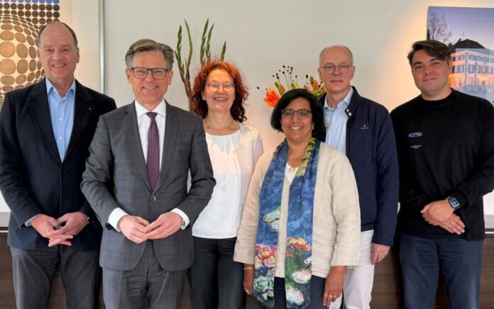 Lions Ratingen Freuten sich über den Erfolg der Aktion: Karsten Brandt (Lions Club), Dr. Jan Link (Rotary Club), Ursula van der Linde, Maymol Devasia-Demming, Holger Grünewald (alleABL), Felix Große (ZeltZeit). Foto: Lions