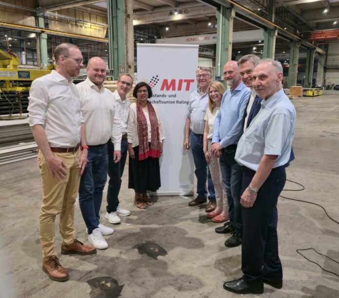 MIT 1 Akteure des Abends treffen sich zum Gruppenbild, Foto: Alexander Heinz