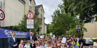 Velbert-Langenberg: Sicherheit und Selbstständigkeit auf dem Schulweg Nico Schmidt, stellvertretender Bürgermeister der Stadt Velbert (links), und Ordnungsdezernent Nils Hanheide (daneben) mit den Schülerinnen und Schülern der Max und Moritz Grundschule sowie den Kräften des Kommunalen Ordnungsdienstes. Foto: Kreis ME