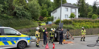 Schwerer Unfall in Mettmann: Fahrer wohl alkoholisiert Der Verkehrsunfall ereignete sich an der Talstraße. Foto: FW Mettmann