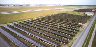 Flughafen Düsseldorf nimmt Photovoltaik-Großanlage in Betrieb Der in der Photovoltaik-Anlage produzierte Strom vermeidet einen CO₂ Ausstoß von 3.650 Tonnen pro Jahr. Ergänzt wird das Projekt durch die Installation von Stromspeichern mit einer Speicherkapazität von bis zu 25 Megawattstunden, die eine effizientere Nutzung der erzeugten Energie ermöglichen. Foto: Flughafen Düsseldorf