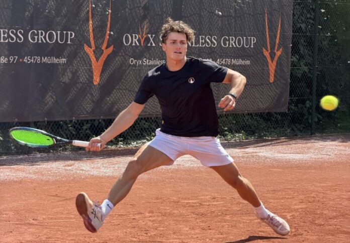 Mika Berghaus steuerte an Position zwei einen Punkt zum 9:0 Sieg für den NBV bei. Er gewann sein Match mit 7:6, 6:0. Foto: NBV Mika Berghaus steuerte an Position zwei einen Punkt zum 9:0 Sieg für den NBV bei. Er gewann sein Match mit 7:6, 6:0. Foto: NBV