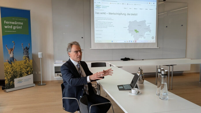 Pressekonferenz_Wertschöpfungsbericht_Gregor_Jeken Gregor Jeken, Geschäftsführer der Stadtwerke Erkrath, erläutert die Ergebnisse des aktuellen Wertschöpfungsberichts und zeigt auf, welchen Beitrag die Stadtwerke zur regionalen wirtschaftlichen Entwicklung leisten. Foto: Stadtwerke Erkrath