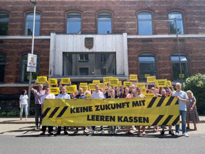 Protest-Aktion Kommunen am Limit Bürgermeister André Bär, der Verwaltungsvorstand sowie Mitarbeiterinnen und Mitarbeiter aus vielen Abteilungen der Verwaltung haben heute vor dem Rathaus auf die prekäre Haushaltslage aufmerksam gemacht. Foto: Kreisstadt Mettmann