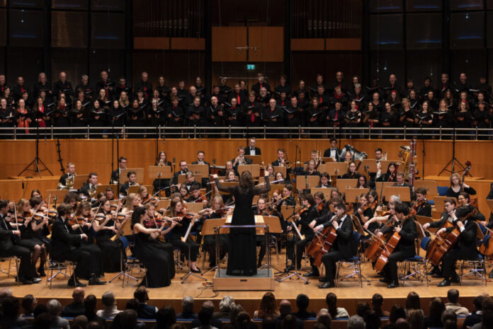 Uniorchester_Tonhalle_SusanneDiesner Das Universitätsorchester der Heinrich-Heine-Universität Düsseldorf wurde 1987 von einer kleinen Schar musikbegeisterter Studierender gegründet und wird seit Anbeginn von Silke Löhr geleitet. Foto: Susanne Diesner