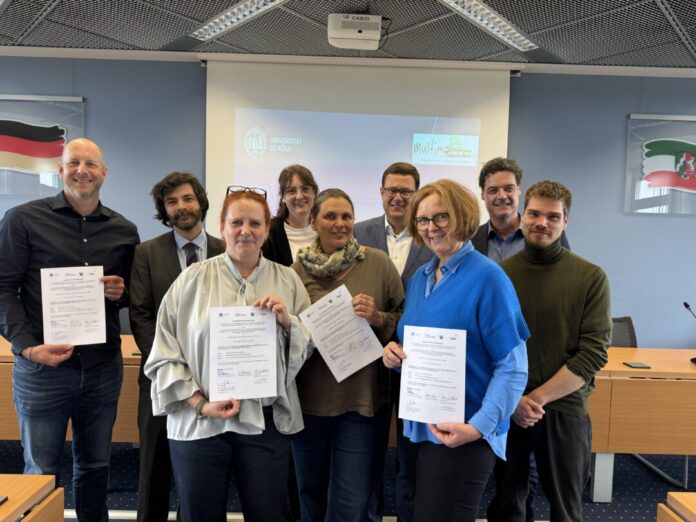 Unterzeichnung Multimo 5-7 Oliver Pistorius, Schulleiter der Städt. Gem.-Grundschule Gerhart-Hauptmann in Velbert, Andreas Barnieske, Schulrat des Schulamtes für den Kreis Mettmann, Natalie Becker, Schulleiterin der Städt. Gem.-Grundschule Astrid-Lindgren in Ratingen, Dr. Stefanie Richard, Universität zu Köln, Andrea Achenbach, stellv. Schulleiterin der Städt. Gem.-Grundschule Erich-Kästner in Ratingen, Philipp Gilbert, Kreisdirektor und Schuldezernent, Sandra Deibl, Schulleiterin der Städt. Gem.-Grundschule Kastanienallee in Velbert, Prof. Dr. Thomas Hennemann, Universität zu Köln, Vert.-Prof. Dr. Jannik Nitz, Universität zu Köln. Foto: Kreis ME
