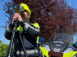 Nach Beschwerden: Polizei nimmt Motorradraser in Velbert und Heiligenhaus ins Visier Ein Polizist bei einer Maßnahme zur Geschwindigkeitsüberwachung. Foto: Polizei