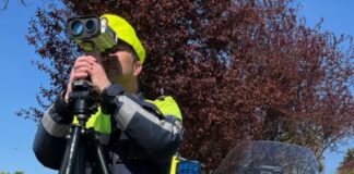 Nach Beschwerden: Polizei nimmt Motorradraser in Velbert und Heiligenhaus ins Visier Ein Polizist bei einer Maßnahme zur Geschwindigkeitsüberwachung. Foto: Polizei