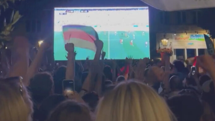 Viewing Beim Public Viewing sind Glasflaschen nun verboten. Foto: Strenger