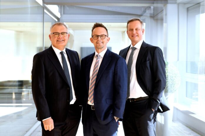 Volksbank im Bergischen Land eG | Hauptverwaltung:Tenter Weg 1-3 Die Vertreterversammlung erteilte dem Volksbankvorstand Andreas Otto, Christian Fried und HenningWichart (von links) einstimmig Entlastung. Foto: Volksbank/Bettina Osswald