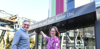 WSW bleiben Unterstützer der Junior-Uni Freuen sich über die Fortsetzung der Sponsoring-Partnerschaft: WSW-Vorstandsvorsitzender Markus Hilkenbach und Ariane Staab, Geschäftsführerin der Junior Uni. Foto: WSW/Bettina Osswald
