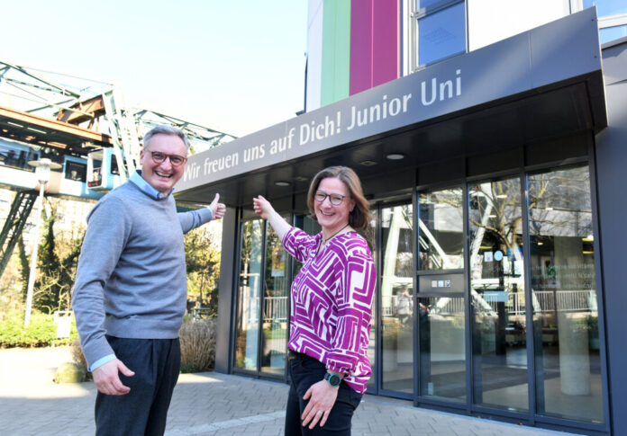 WSW Wuppertaler Stadtwerke GmbH | Bromberger Straße 39 | 4228 Freuen sich über die Fortsetzung der Sponsoring-Partnerschaft: WSW-Vorstandsvorsitzender Markus Hilkenbach und Ariane Staab, Geschäftsführerin der Junior Uni. Foto: WSW/Bettina Osswald