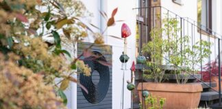 Workshop: „Mit Sicherheit erneuerbar heizen“ Eine Wärmepumpe steht in einem Vorgarten. Foto: Verbraucherzentrale NRW