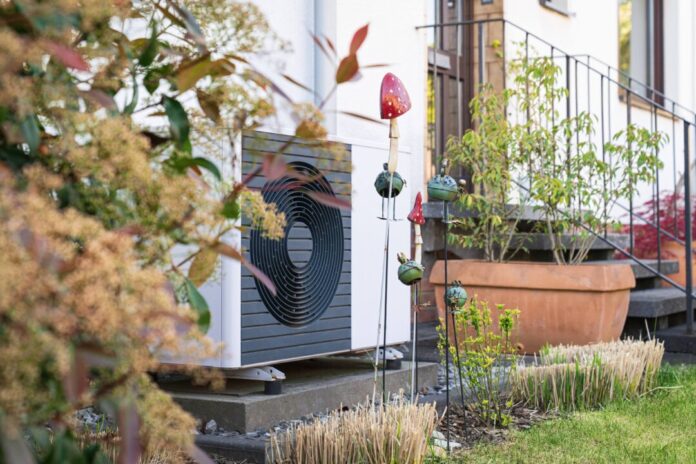 Wärmepumpe im Vorgarten_C_Verbraucherzentrale NRW Eine Wärmepumpe steht in einem Vorgarten. Foto: Verbraucherzentrale NRW