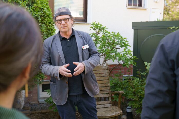 Wärmepumpenspaziergang_C_Verbraucherzentrale NRW Bei der Aktion können sich Interessierte eine Wärmepumpe anschauen. Foto: Verbraucherzentrale NRW