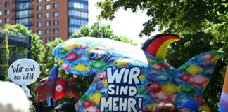 Tausende Unterschriften für AfD-Verbot an Wüst überreicht Neben Karnevalswagen-Bauer Jaques Tilly unterstützen auch andere Prominente das Bündnis gegen Rechts.