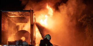 Lkw fängt auf Brücke Feuer – Straße und Bahnstrecke gesperrt Die Feuerwehr konnte den Brand am Montagabend schnell löschen.