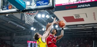 Bayern-Basketballer im Finale – Bamberg verkürzt gegen Alba Ibi Watson zieht zum Korb.