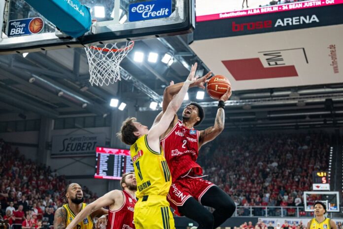 Bamberg Baskets - Alba Berlin Ibi Watson zieht zum Korb.