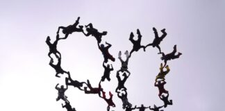 26 Fallschirmspringer gratulieren NRW zum 80. Geburtstag Die Formation bildete die 80, indem sie sich an Händen und Füßen festhielt und so zwei Ketten bildete.