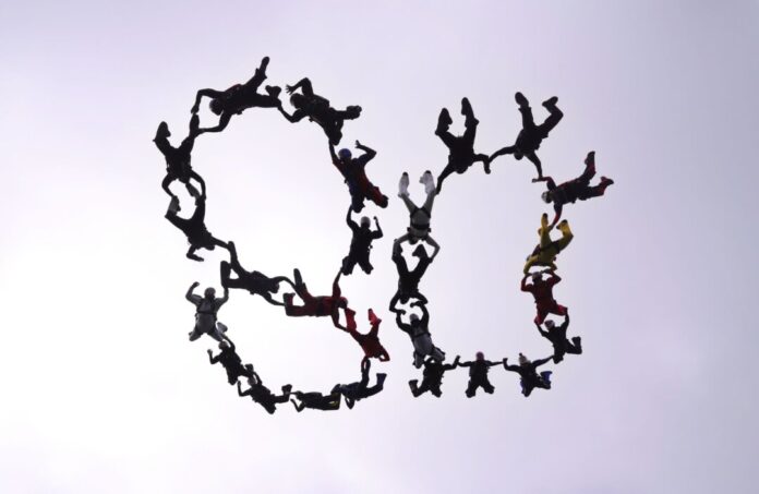 Fallschirmspringer gratulieren NRW zum 80. Geburtstag Die Formation bildete die 80, indem sie sich an Händen und Füßen festhielt und so zwei Ketten bildete.