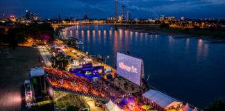 Düsseldorf: Open-Air-Kino direkt am Rhein kehrt zurück Strandflair und Rheinblick am Kino Beach Düsseldorf laden zum Verweilen ein. Foto: D.LIVE | Kai Kuczera