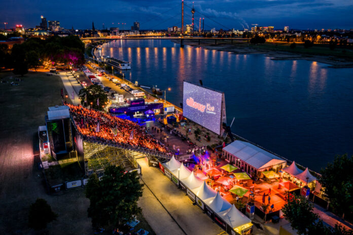 Strandflair und Rheinblick am Kino Beach Düsseldorf laden zum Verweilen ein. Foto: D.LIVE | Kai Kuczera Strandflair und Rheinblick am Kino Beach Düsseldorf laden zum Verweilen ein. Foto: D.LIVE | Kai Kuczera