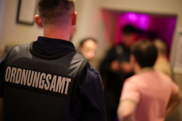 Landtag ändert Ordnungsbehördengesetz Der Einsatz der Ordnungshüter auf der Straße ist nicht ungefährlich. In Nordrhein-Westfalen werden ihre Handlungsspielräume jetzt erweitert. (Archivbild)