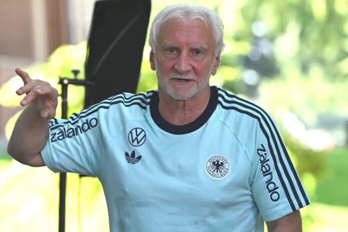 WM 2026 - Deutschland Pressekonferenz Rudi Völler reagiert betroffen auf den WM-Ausfall Schlotterbecks.