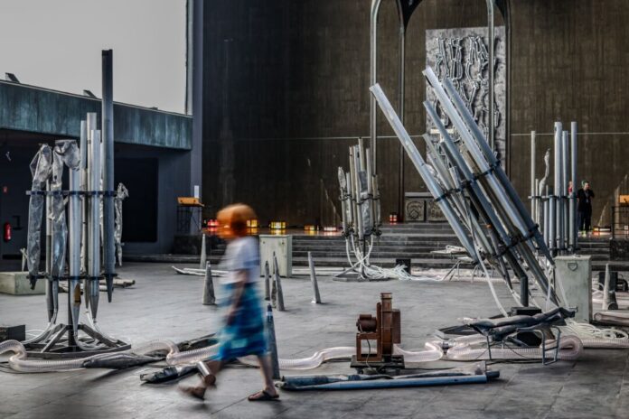 Previewtage zum Start der Kunstschau «Manifesta 16 Ruhr» Für seine Arbeit in der Kulturkirche Liebfrauen hat der Künstler Abbas Zahedi ausrangierte Orgelpfeifen zu einem neuen begehbaren Instrument zusammen gebaut.
