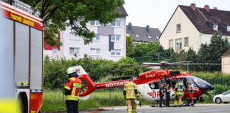 Zusammenstoß mit Schulbus – Kind schwer verletzt Ein Junge wird schwer verletzt.