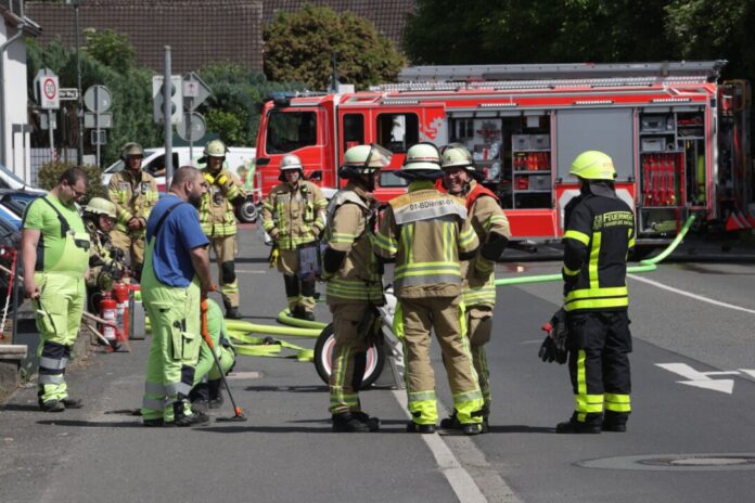 Gas-Leck - Bundesstraße 7 voll gesperrt Wegen eines Gas-Alarms: Feuerwehreinsatz auf der B7.